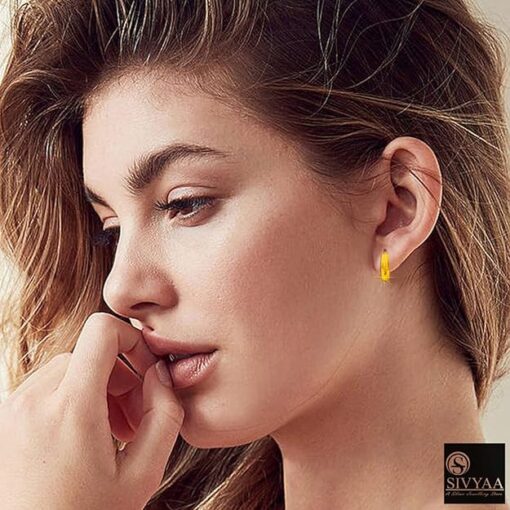 SIVYAA -Gold polish plain round curvish edge 15mm hoop bali earring-model wearing