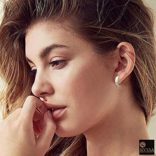 model wearing-SIVYAA round grid textured curvish edge pure silver hoop bali 15mm